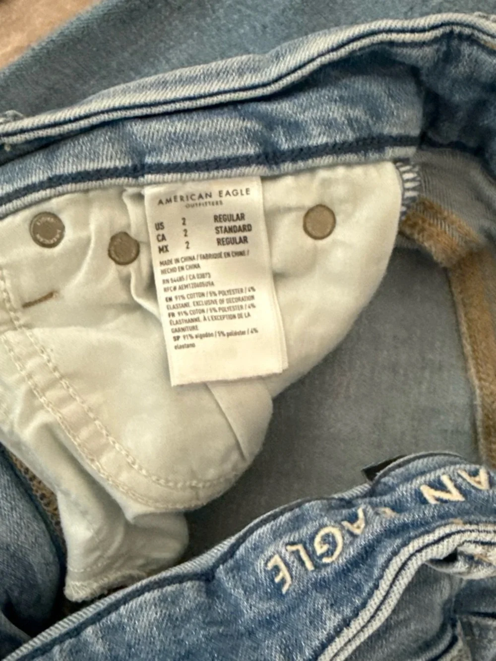 American Eagle High-Rise Distressed skinny Jeans Size 2 regular Raw Hem